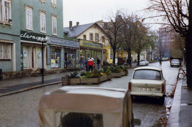 50 Faszinierende Bilder zeigen Straßenszenen von Dresden, Deutschland, Ende der 1980er Jahre_Ha
