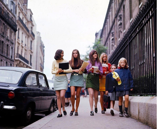 Les mini-jupes extensibles à Paris au milieu des années 1960 ‎_ nan
