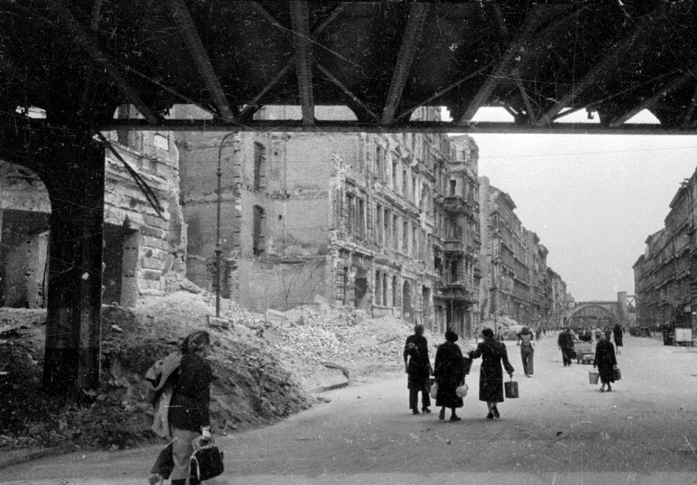 Schwarz-weiß Fotos von Berlin in Trümmern im Jahr 1945_Ha