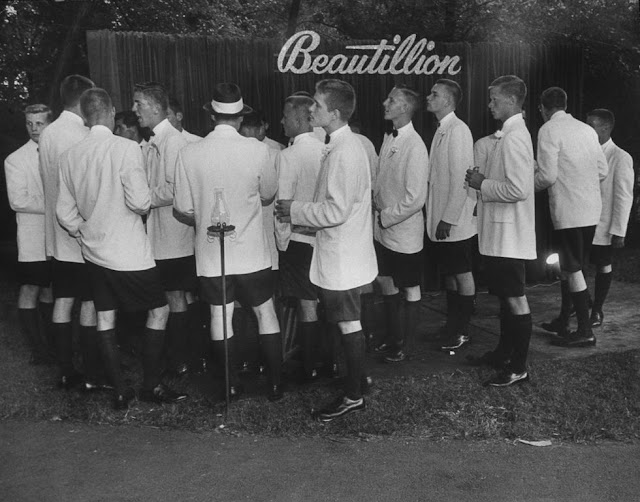 The History of Bermuda Shorts, Knee-Length Unique Clothing Once Inspired by British Army and Royal Navy Military Uniforms_Ha