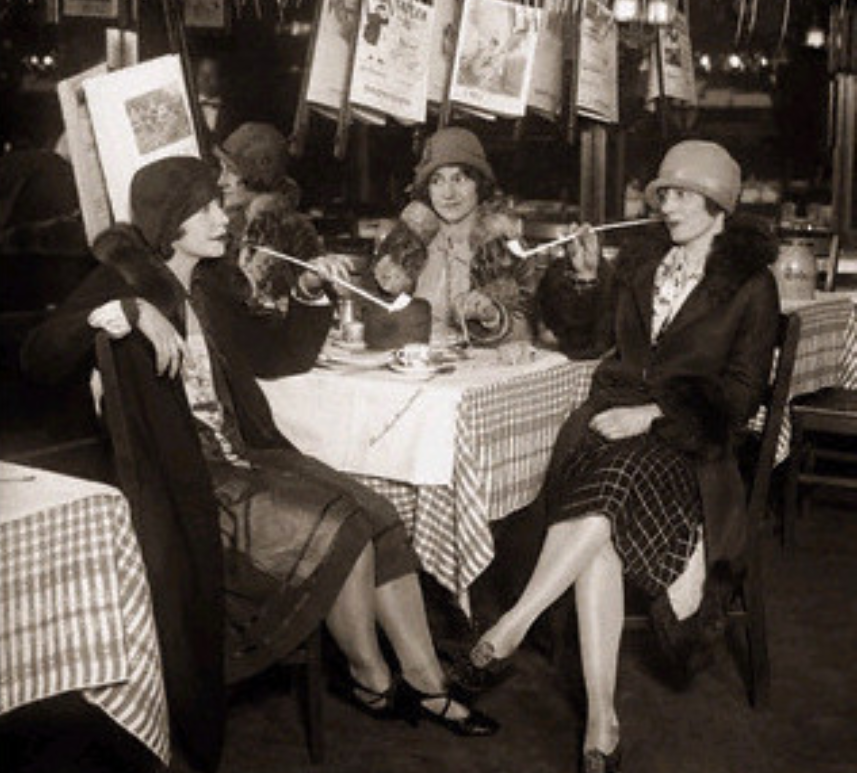 Photos vintage de femmes fumant la pipe dans le passé _ nan