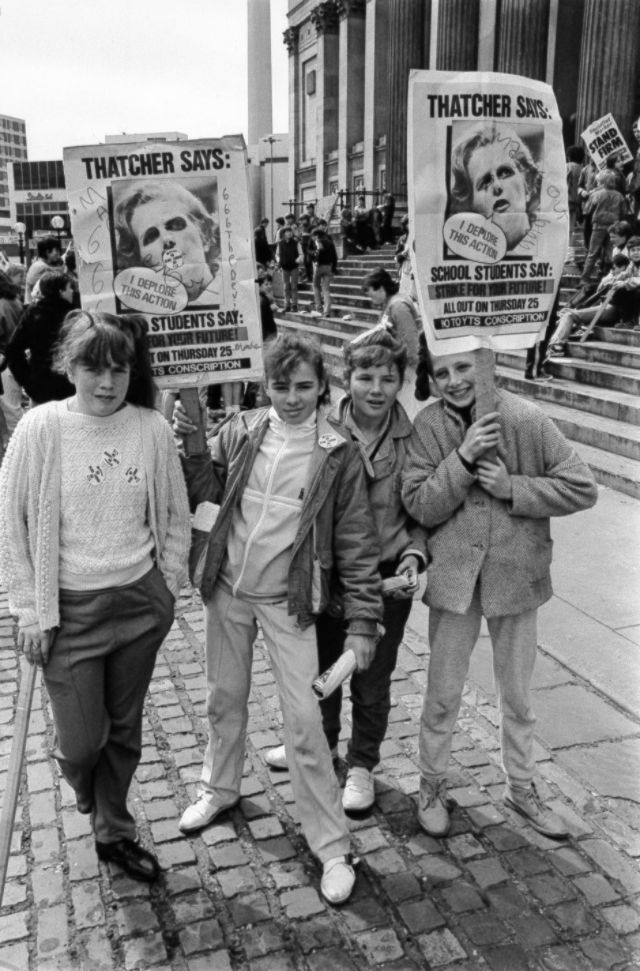 Poignant Photos of Liverpool in the 1980s_Ha