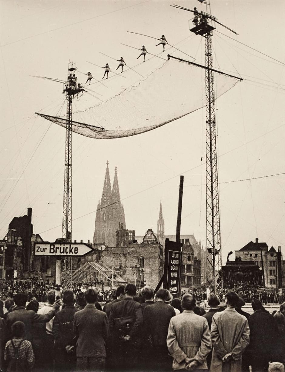 Hochseilartisten am Heumarkt, Köln, 1946_Ha