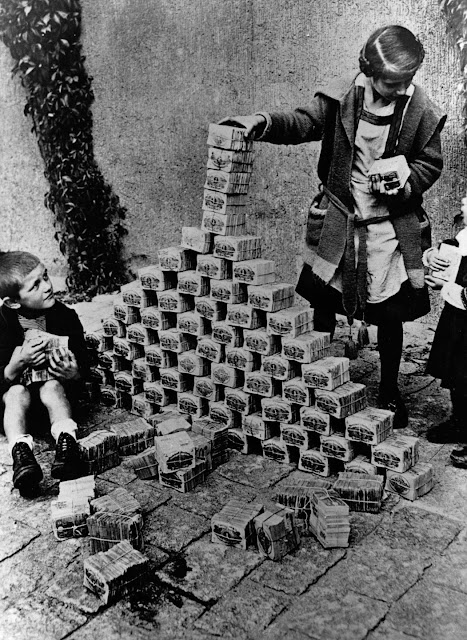 Historische Fotos von Deutschland während der Hyperinflation in den frühen 1920er Jahren_Ha