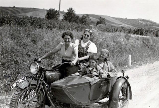 30 Fotos von Frauen, die sich mit ihren Motorrädern aus dem frühen 20. Jahrhundert zeigen_Ha