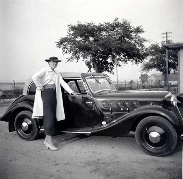 Found Snaps of ‘Ladies and Cars’ That Defined Women’s Fashion in the 1930s_Ha