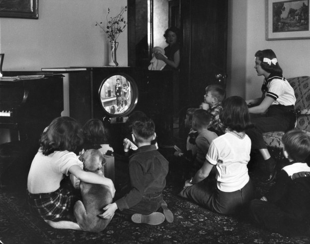 25 Old Pictures of People Watching TV in 1950s_Ha