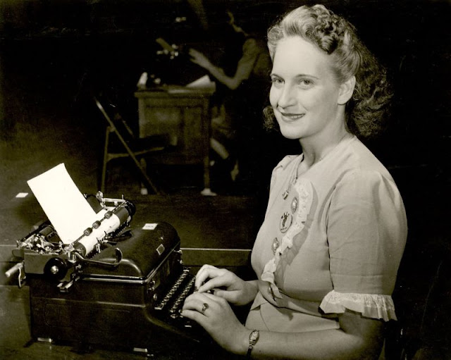 Before Computer: Vintage Photos of People From the Past With Their Typewriters_Ha