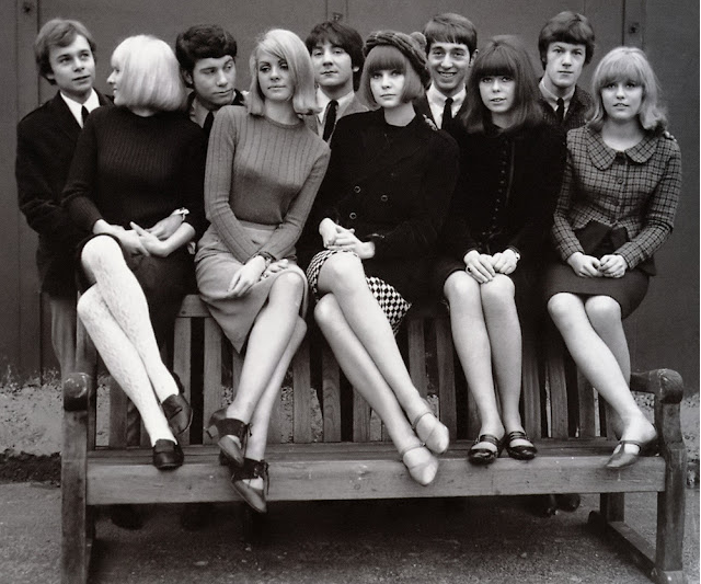 La mode la plus sexy du 20e siècle – Superbes photos vintage de filles de la rue en minijupe dans les années 1960 _  nan