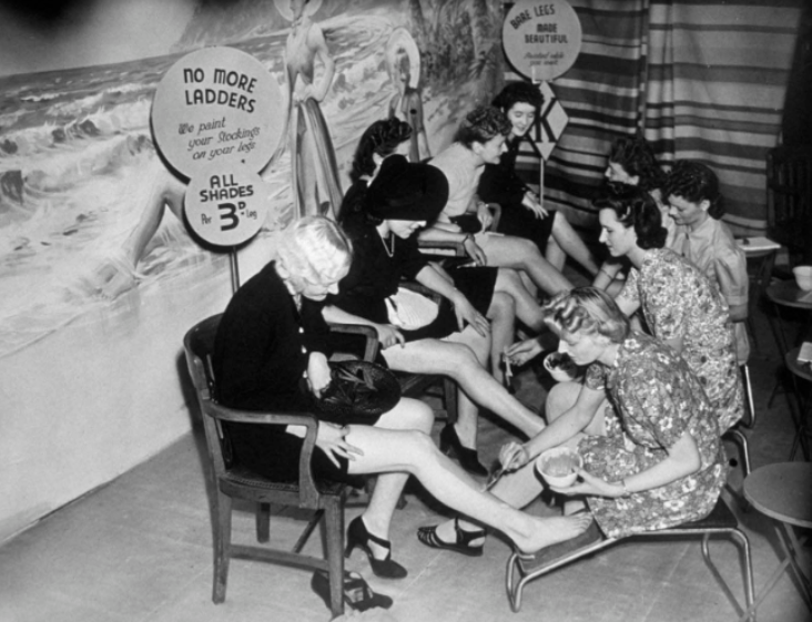 Como las medias de nailon escaseaban, las mujeres se pintaban las piernas para que parecieran medias, década de 1940. _ nan