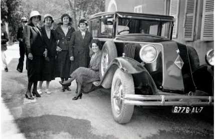 Les photos vintage capturent des personnes posant avec leurs voitures Renault des années 1930 aux années 1950 ‎_ nan