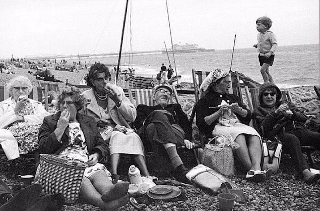 Only in England: Photographer Toured the UK Between 1966 and 1969 Seeking Out Odd British Customs_teo