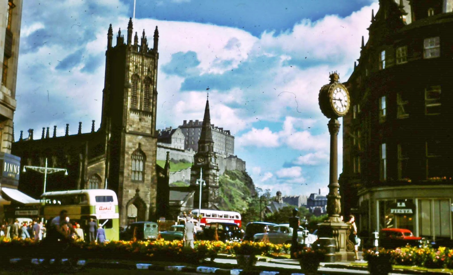 22 Rare Color Photographs That Capture Street Scenes of Edinburgh, Scotland in the 1950s_teo